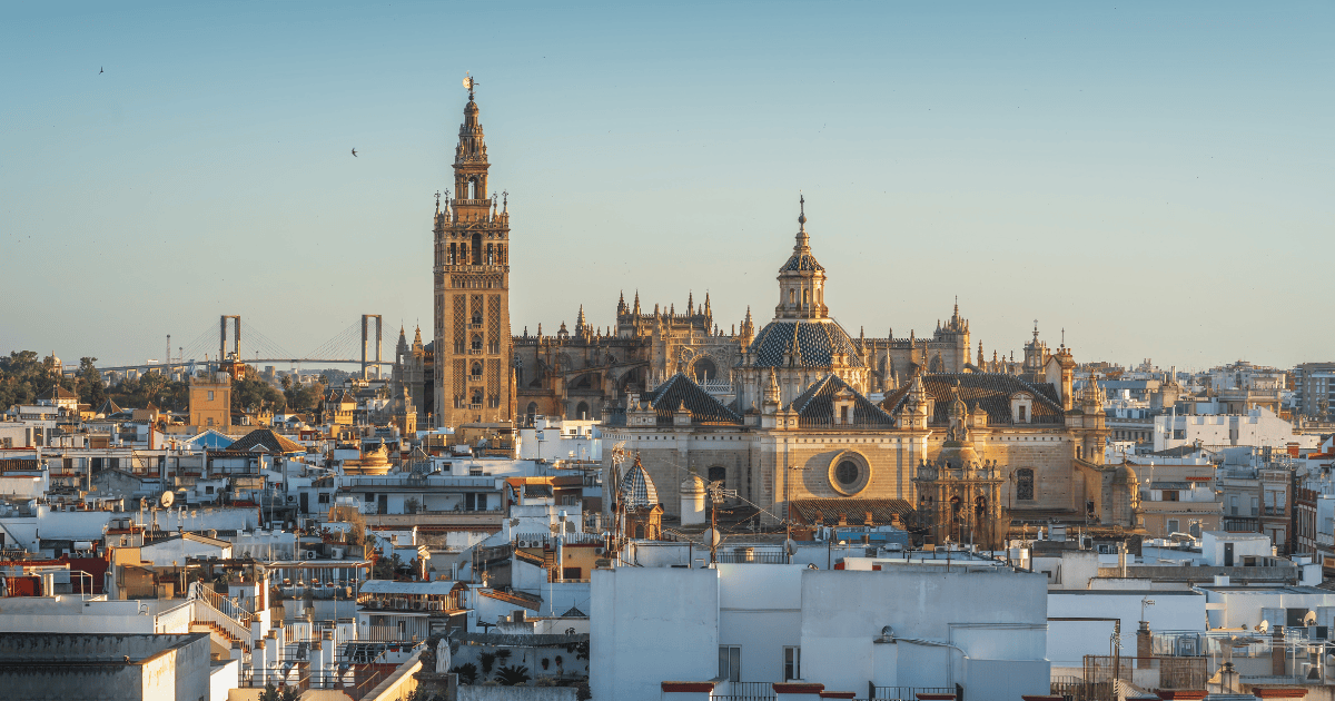 Panorámica de Sevilla vista desde una terraza a plena luz del día.