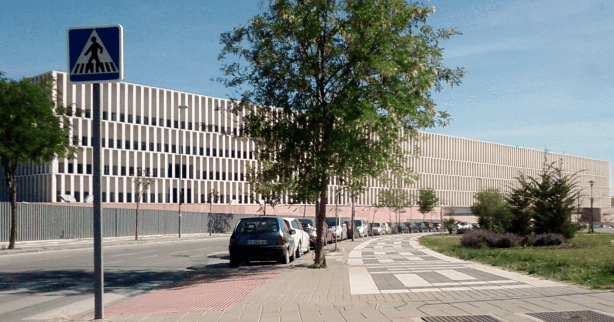 Fachada principal del edificio de la Ciudad de la Justicia de Málaga bajo un cielo azul, sede de la Audiencia Provincial que ha dictado la sentencia por delito de odio.