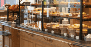 Mostrador de panadería en Málaga, ciudad donde un empresario ha sido condenado por vejaciones en la nómina de un trabajador.