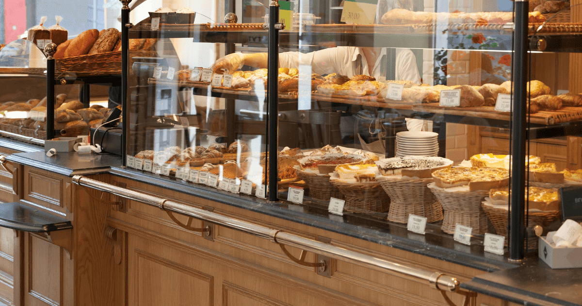 Mostrador de panadería en Málaga, ciudad donde un empresario ha sido condenado por vejaciones en la nómina de un trabajador.