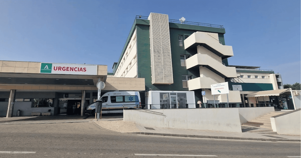 Vista exterior del edificio del Hospital Comarcal de la Axarquía y la entrada de Urgencias en Vélez-Málaga.